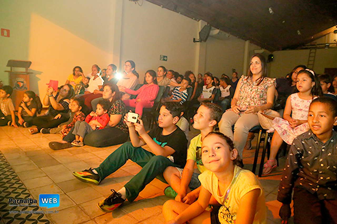 Crianças acompanham as peças infantis apresentadas aos domingos no Cine Teatro Coronel Raymundo