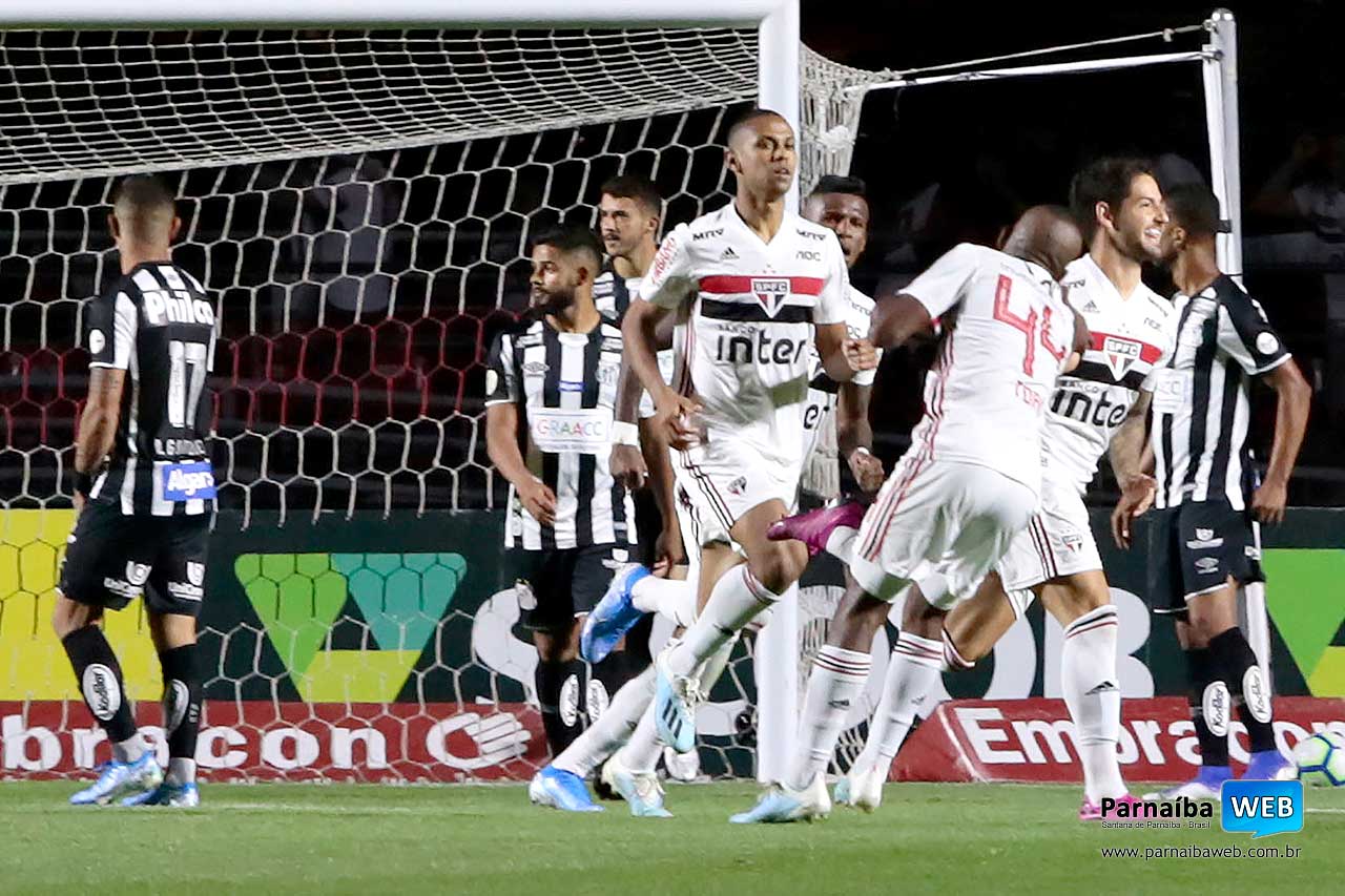 São Paulo vence clássico e diminui vantagem do Santos