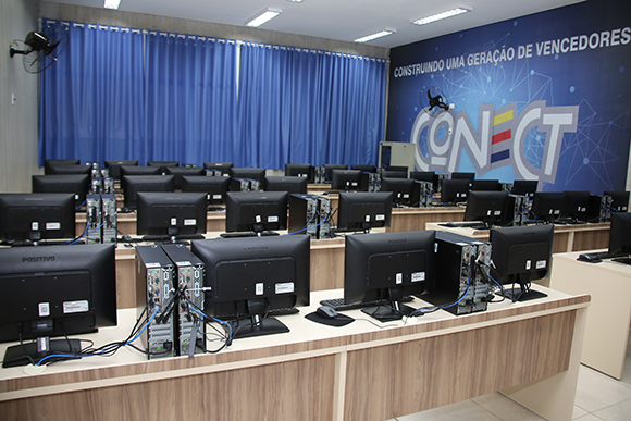 Sala de informática Colégio Leda Caira