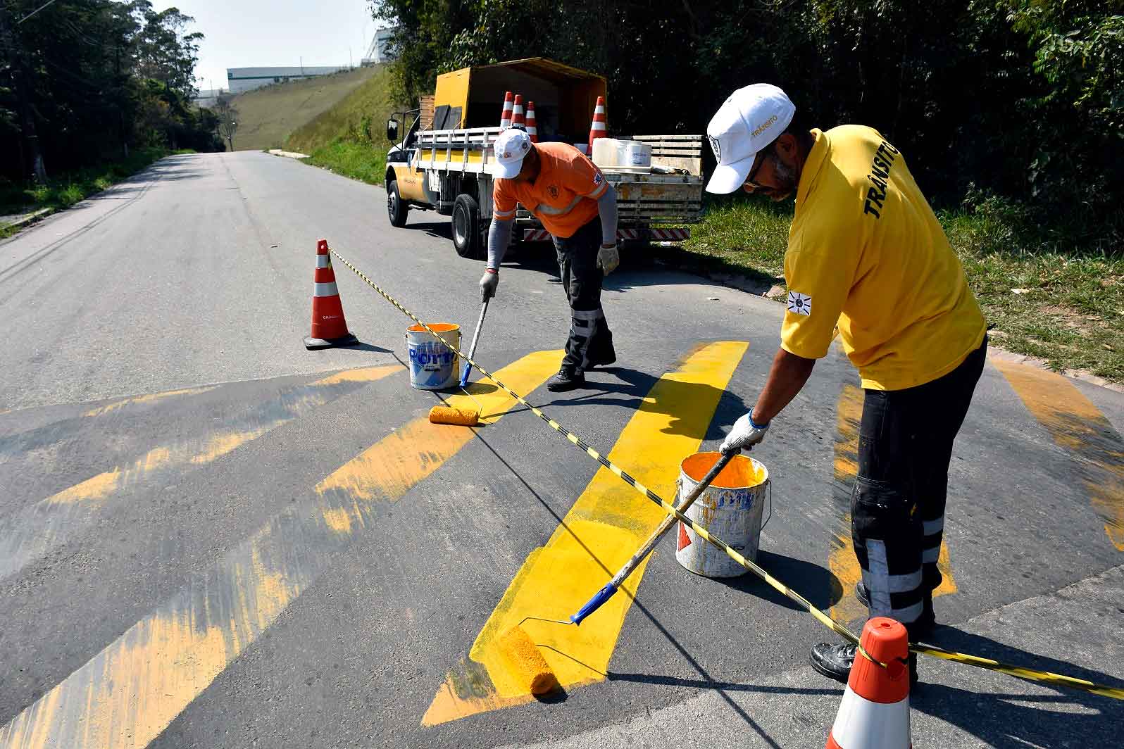 Homens pintando lombadas em Cajamar