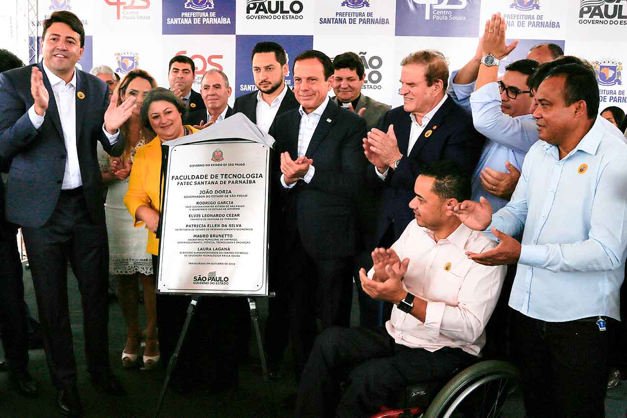 Governador João Dória e o Prefeito Elvis exibem a placa de inauguração do novo prédio da Fatec Santana de Parnaíba