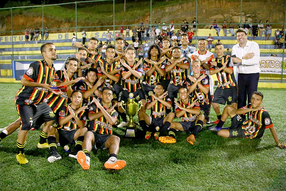 Jogadores do Partido Alto comemoram a conquista do título sub-17 de futebol