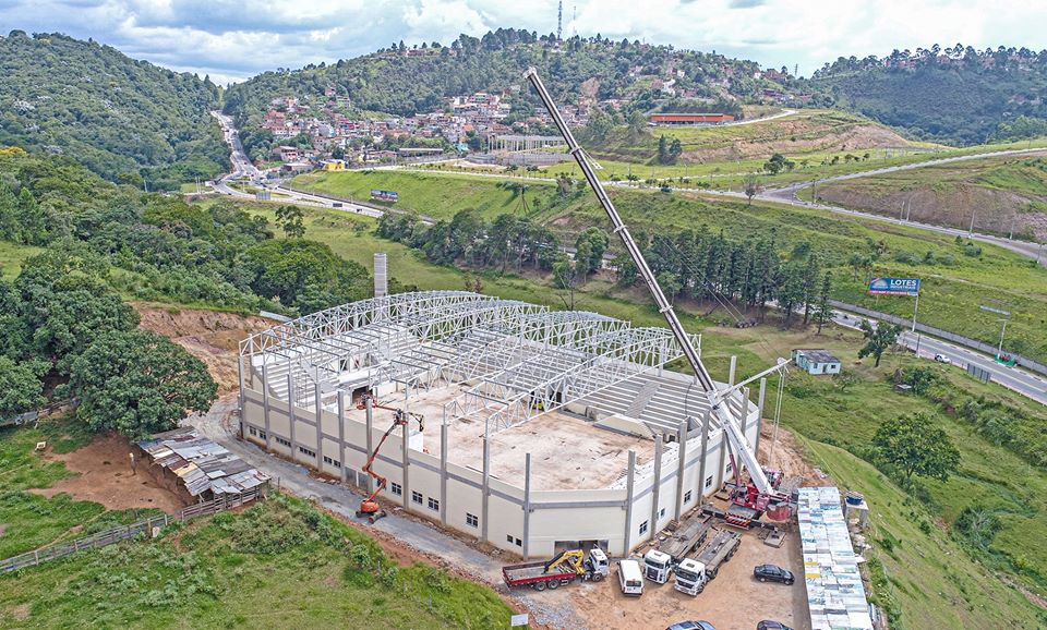 Imagem da instalação da estrutura metálica da Arena de Esportes de Santana de Parnaíba