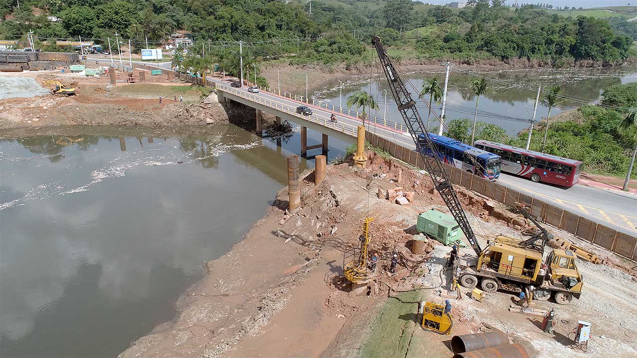 Imagem aérea do andamento das obras da nova ponte sobre o Rio Tietê