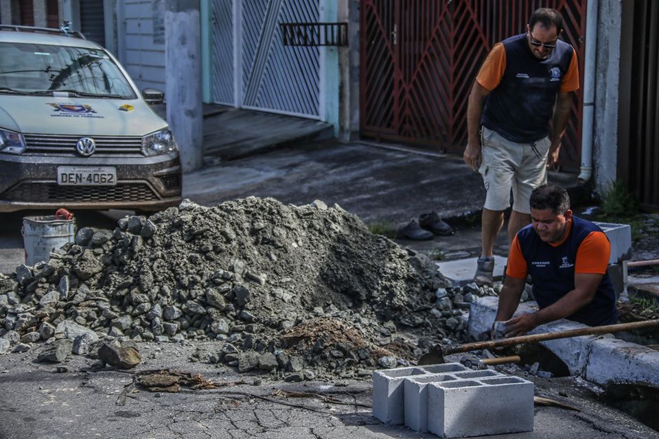 Retroescavadeira recolhe restos de materiais de construção durante a operação limpeza no bairro Colinas da Anhanguera