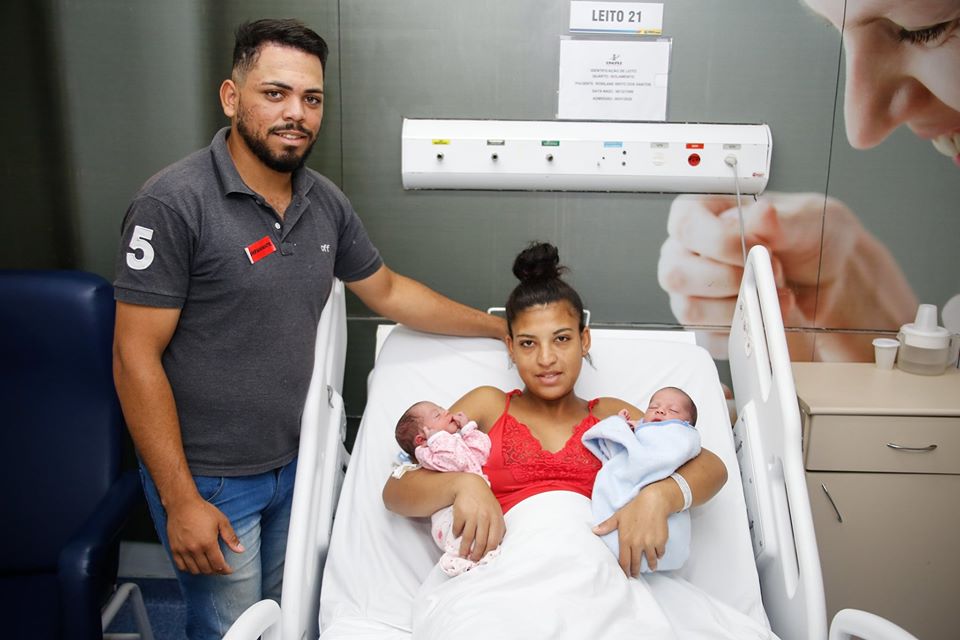 Com os filhos Ayla e David os pais comemoram o nascimento dos primeiros gêmeos da Maternidade de Santana de Parnaíba
